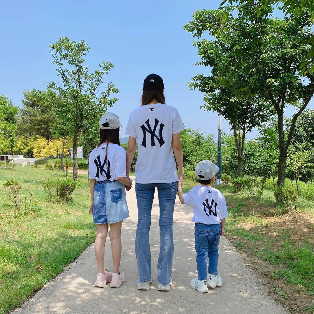 ウンチェのインスタグラム：「Beyond the Basic , 올 여름 패밀리룩은 #MLB패밀리티셔츠 로🤍 - - -  #협찬 @mlbkids_kr @mlbfam_kr  #MlBKIDS #MLB키즈 #엠엘비키즈 #슈퍼팬키즈 #SUPERFANKIDS #MLBFAM #MLB패밀리티셔츠  #MLB키즈티셔츠 #패밀리룩 #시밀러룩 #일요일  #가족스타그램 #남매스타그램 #이은채 #이승유」
