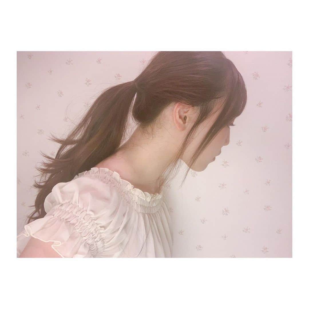 譜久村聖さんのインスタグラム写真 - (譜久村聖Instagram)「おうちでの髪型、どうしてる？ 聖はコレかコレ♪  #ヘアアレンジ #というのか… #ひとつ結び #このくるんてやつ #名前がわからん #楽なのが一番 #おうち時間」6月7日 22時15分 - mizuki_fukumura.official