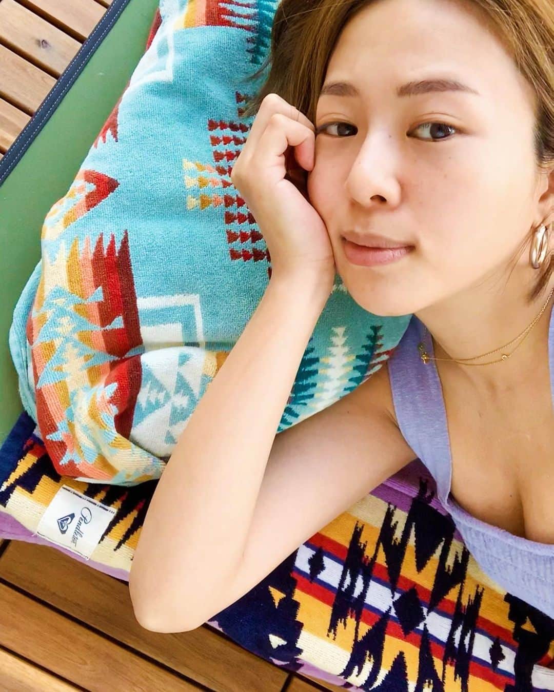 吉田夏海さんのインスタグラム写真 - (吉田夏海Instagram)「バルコニーでゴロりん💖﻿ ﻿ 3年越しにやっとIKEAでタイル買って引いてみたけど、最高すぎて最初からちゃんとしておけば良かったって後悔🥺w﻿ ﻿ 3年間勿体なかった😂💭﻿ ﻿ この夏は良いスペースになりそうだ☀️☀️☀️﻿ ﻿ #home﻿ #balcony ﻿ #cotto﻿ #pendleton」6月7日 22時25分 - natsumiiiiiiiiiii