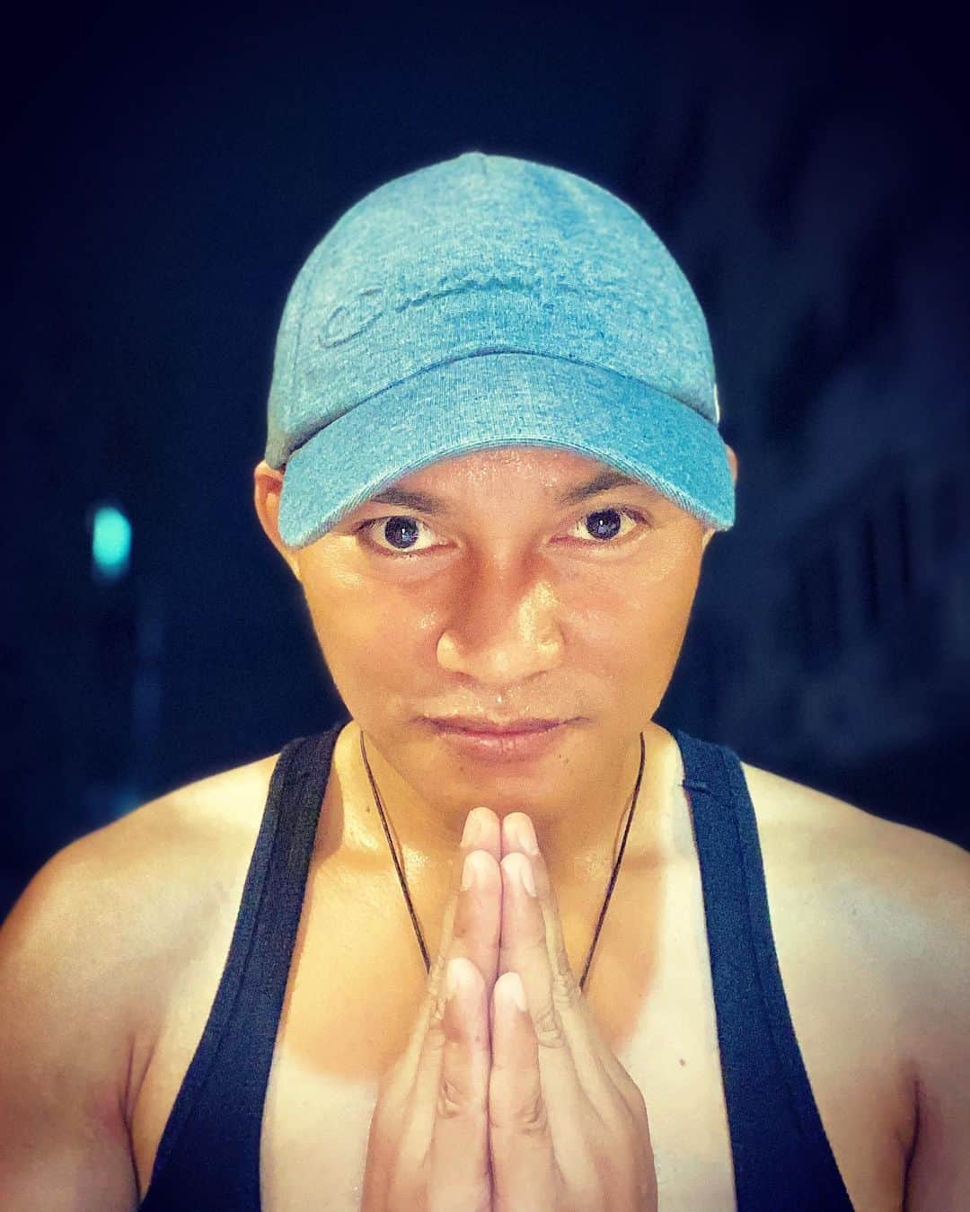 トニー・ジャーのインスタグラム：「How to say "Hello" in Thai or say "Hi" in Thai Ordinary, Thai people use the word "Sawasdee khrap/kha" [สวัสดี ครับ/ค่ะ], meaning in Thai "Hello" for greeting each other. It is used by Thai people for saying greeting when they meet anyone, anywhere and anytime.  Thais greet each other with a "wai(ไหว้)" while saying the words: "Sawasdee(สวัสดี)"」