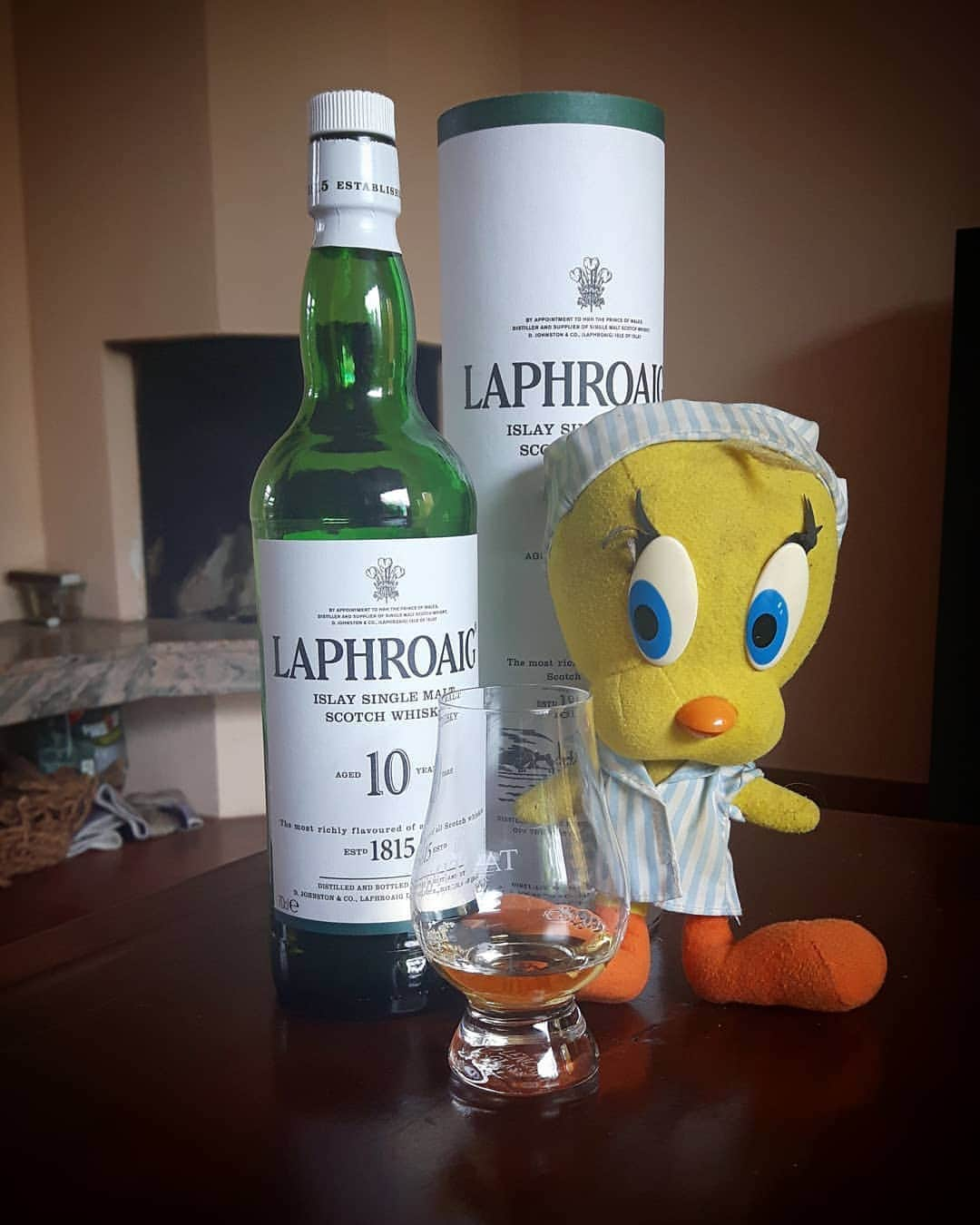 Little Yellow Birdさんのインスタグラム写真 - (Little Yellow BirdInstagram)「My favourite brand of single malt to round up the weekend! #littleyellowbird #tweety #tweetykweelapis #adventures #yellow #bird #weekend #sunday #sundayevening #drinks #whisky #scotchwhisky #singlemalt #dram #laphroaig #islay #smokey  #peaty #stuffedanimalsofinstagram #plushiesofinstagram」6月7日 22時23分 - tweetykweelapis