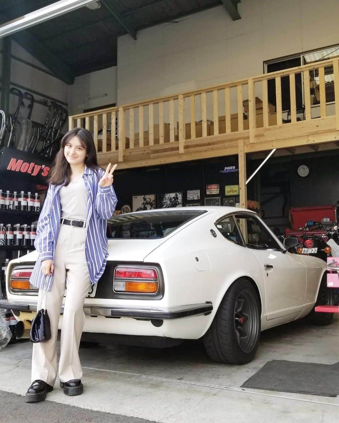 木内舞留さんのインスタグラム写真 - (木内舞留Instagram)「パパの会社と車🏍  夏でもやっぱり長袖着ちゃう🌝」6月7日 22時26分 - maru_kiuchi_official