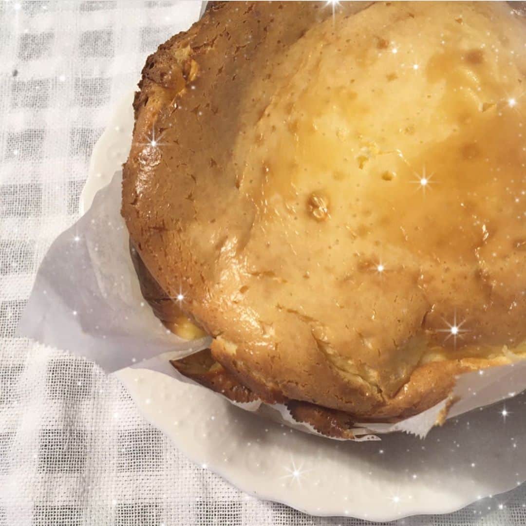 加藤咲希のインスタグラム：「そういやちょっと前におうち時間使ってチーズケーキ作ったんです🧀 今までで1番上手くできた気がするぜ😏😏 . . . . . . . . #nicola #ニコラ #モデル #ニコモ #ニコラモデル #加藤咲希 #かとぅ #かとっこ🐱🌸 #かとかめら☺︎ #チーズケーキ #ちーずけーき #cheesecake #手作りお菓子 #手作りケーキ #おうちカフェ」