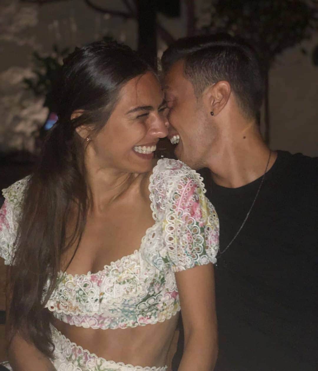 メスト・エジルのインスタグラム：「Evlilik yıldönümümüz kutlu olsun aşkım. Seninle ve güzel kızımız ile geçirdiğimiz her saniye için teşekkürler. İyiki varsın. Seni çok seviyorum. 😘❤️ || Happy 1st wedding anniversary, my love. Enjoying every second with you and our beautiful daughter. Love u 👨‍👩‍👧💕 @gulseamine」