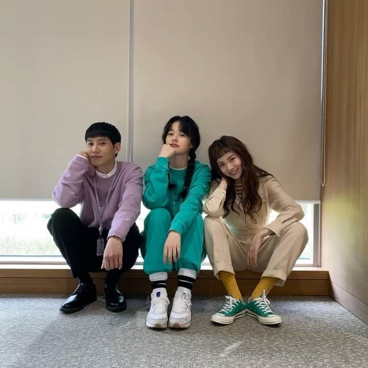 シン・ドヒョンのインスタグラム：「잘생긴 언니 오빠사이에 그냥 파란애 #출사표 💜💙💛」