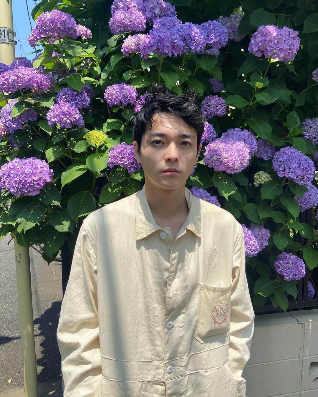 Ryosuke Miyake 三宅亮輔さんのインスタグラム写真 - (Ryosuke Miyake 三宅亮輔Instagram)「紫陽花とニューヘアーとニューツナギ🟣🟣🟣 全部好きや」6月7日 22時41分 - ryosukemiyake_