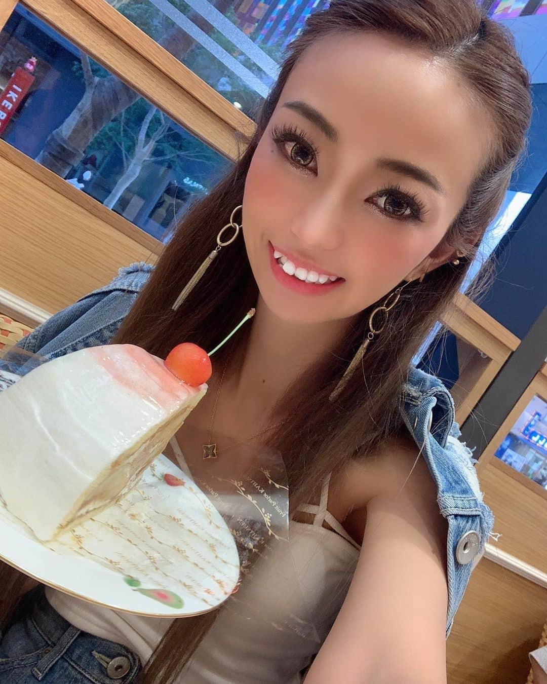 優姫ゆいなさんのインスタグラム写真 - (優姫ゆいなInstagram)「・ 果実園リーベル❤️ 桃の季節だからねー🍑✨✨ 桃の甘さがすごかった😳！ さ、焼肉いくぞー(⍢) さあやちゃん連れまわしてる😂 ・ ・  #ファブリック#優姫ゆいな#ゆいな#東京#六本木#新宿#歌舞伎町#名古屋#栄#錦#岐阜県#岐阜市#柳ヶ瀬#多治見市#キャバクラ#キャバ嬢#ファッション#love#instagood#follow#fashion#ootd#tbt#beautiful#happy」6月7日 22時45分 - yuina_az