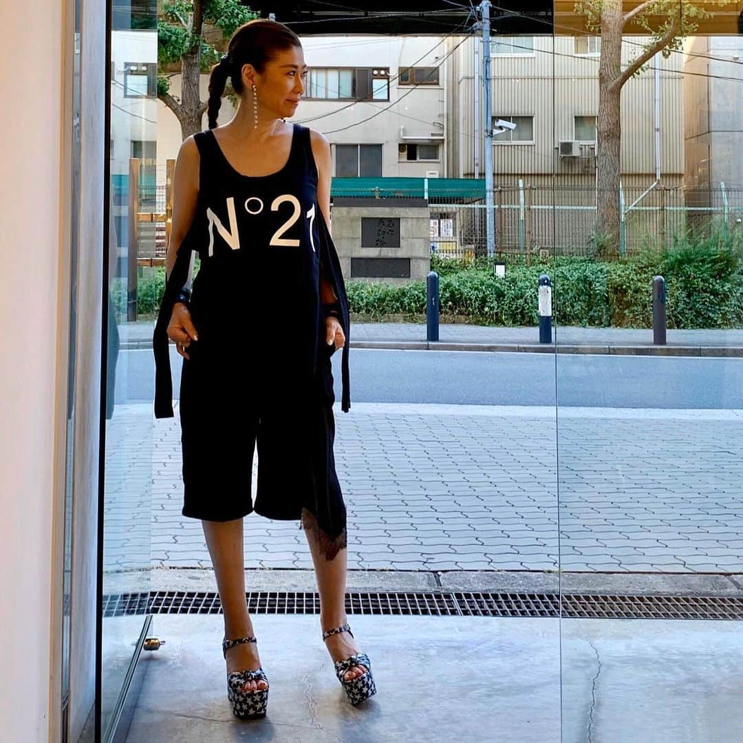 Taki Tanakaさんのインスタグラム写真 - (Taki TanakaInstagram)「ＬＯＧＯ ＬＯＧＯ Ｎ２１  #ootd #outfitoftheday #outfit  tops,pants,earrings #N21 shoes #YSL  この時期、#ロゴ アイテムがジャストな気分。 お出かけMAXな状況ではない中、ちょっとオシャレしたり、ちょっと気分をリフレッシュするにはロゴトップスが楽しくてぴったりかと思います。  #ヌメロヴェントゥーノ の美しい定番ロゴは変わらないから、ずーっと愛用出来るのが嬉しいですね。 私が今日着ているのも、もう何年も前の#昔シリーズ です❤︎ #まだまだ #今年もヘビロテ  #良いもの好きなものを長く愛そう  @iza_official  #izastagram」6月7日 22時45分 - tanakataki