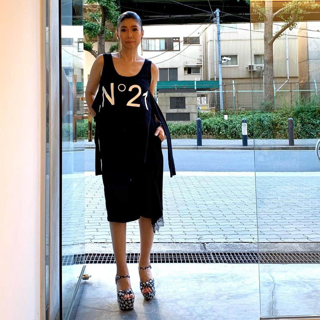 Taki Tanakaさんのインスタグラム写真 - (Taki TanakaInstagram)「ＬＯＧＯ ＬＯＧＯ Ｎ２１  #ootd #outfitoftheday #outfit  tops,pants,earrings #N21 shoes #YSL  この時期、#ロゴ アイテムがジャストな気分。 お出かけMAXな状況ではない中、ちょっとオシャレしたり、ちょっと気分をリフレッシュするにはロゴトップスが楽しくてぴったりかと思います。  #ヌメロヴェントゥーノ の美しい定番ロゴは変わらないから、ずーっと愛用出来るのが嬉しいですね。 私が今日着ているのも、もう何年も前の#昔シリーズ です❤︎ #まだまだ #今年もヘビロテ  #良いもの好きなものを長く愛そう  @iza_official  #izastagram」6月7日 22時45分 - tanakataki