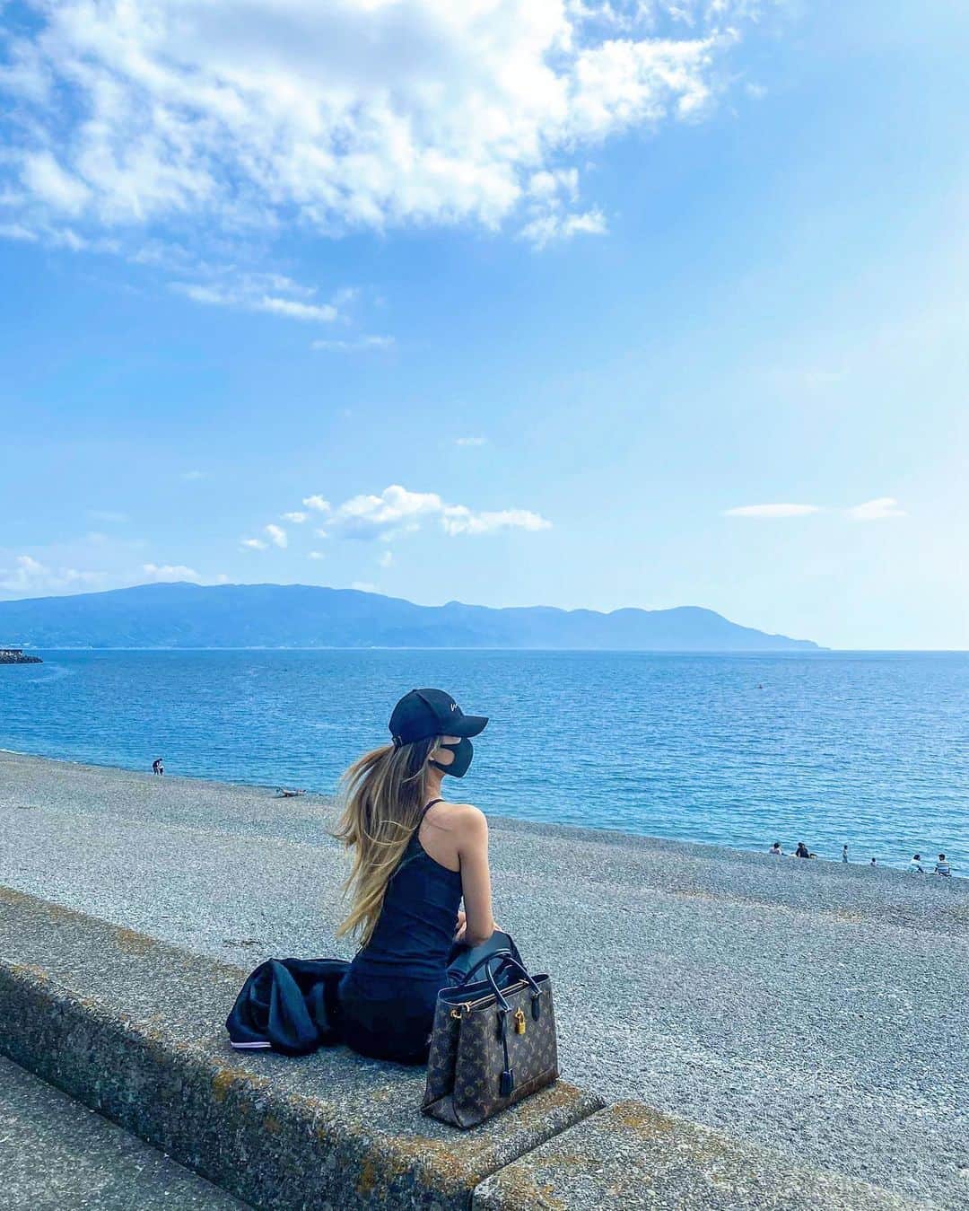 AYAMEさんのインスタグラム写真 - (AYAMEInstagram)「#seaside#chillin#beach#summer#allblack#mask#maskstyle#ootd#relux#niceview#photogenic#longhair#blogger#bloggerlife#bloggerstyle」6月7日 22時46分 - l.ayame