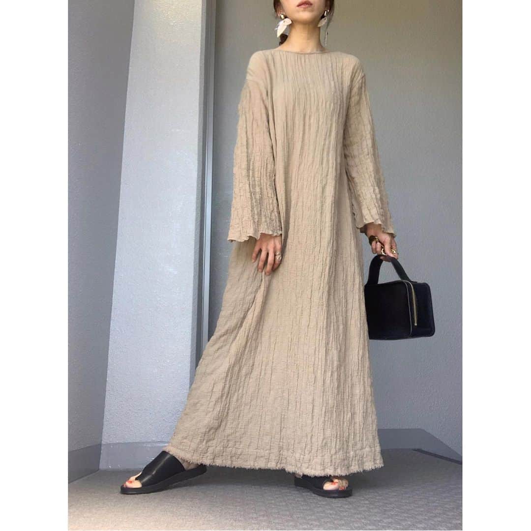のインスタグラム：「⋆*❁*⋆*❁*⋆*❁*⋆*❁*⋆*❁* ・ ・ ・ お背中ぱっくりワンピ🙈🧡🧡🧡 ・ 上手に写真撮れんかった💦 ・ ・ ・ ・  dress➸#etretokyo #mydaysmyetre  leggings➸#whoswhochico  sandals➸#lowrysfarm  bag➸#lifestyist pierce➸#ateliermerci ・ ・ ・ ・  #code  #coordinate #ootd #outfit #mylook #ママ #コーデ  #mineby3mootd #like4like #お洒落さんと繋がりたい #ビュースタグラマー #ponte_fashion #chao_app  #156cm #156cmコーデ」
