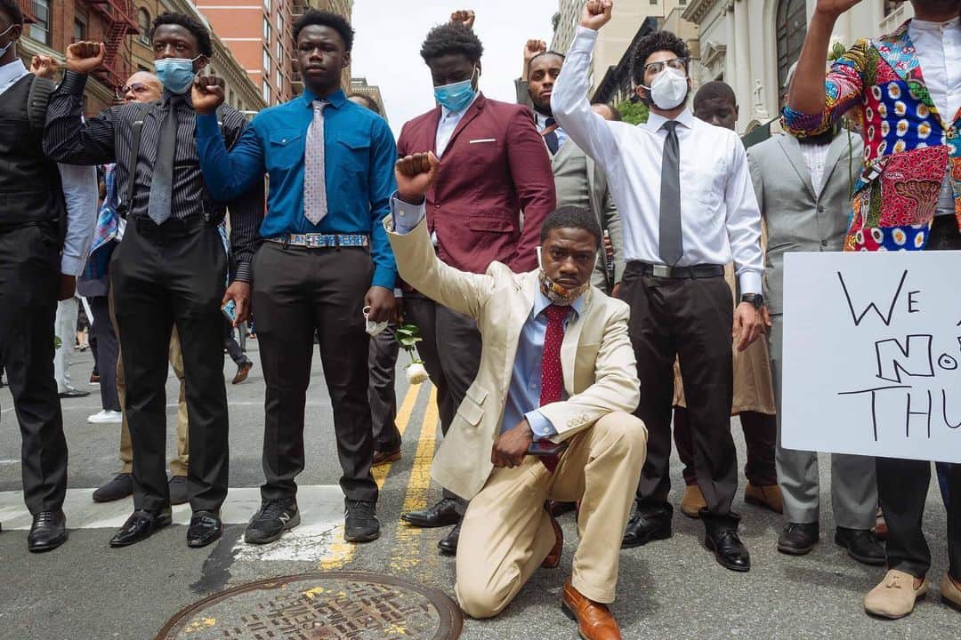 Vogueさんのインスタグラム写真 - (VogueInstagram)「When stylist Gabriel M. Garmon (@officiallygabriel) initially put the call out on social media about a demonstration in remembrance of George Floyd, he had hopes that 100 or so other Black men might join him on the march through Harlem this past Thursday. The invitation encouraged participants to wear a suit, a shirt and tie, or “your best,” as a mark of respect to Floyd, whose funeral in Minneapolis would coincide with the event, a dress code that he felt his community of Black fashion creatives would appreciate. As the march began and moved further along Fifth Avenue towards the final stop on 96th street, the crowd tripled in size, swelling to be over a 1000 strong. With #BlackLivesMatter shirts peeking out from their three-piece suits and fists raised in the air, the demonstrators were a sight to behold. Tap the link in our bio to see more. Photographed by @ianreidianreid」6月7日 22時55分 - voguemagazine