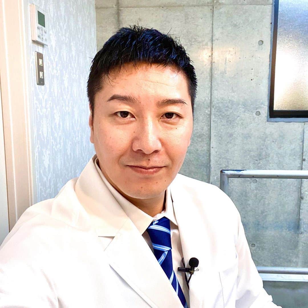 長田庄平のインスタグラム：「髪の毛切ったら港区の開業医になりました 。 【長田クリニック】  東京都港区南麻布5丁目2-103 広尾ショルダービル6F  内科,心療内科,泌尿器科,肩科 《診療時間》 月〜金  14:00〜14:20 土日祝 休み  #内科 #心療内科 #泌尿器科 #肩科 #港区 #開業医」