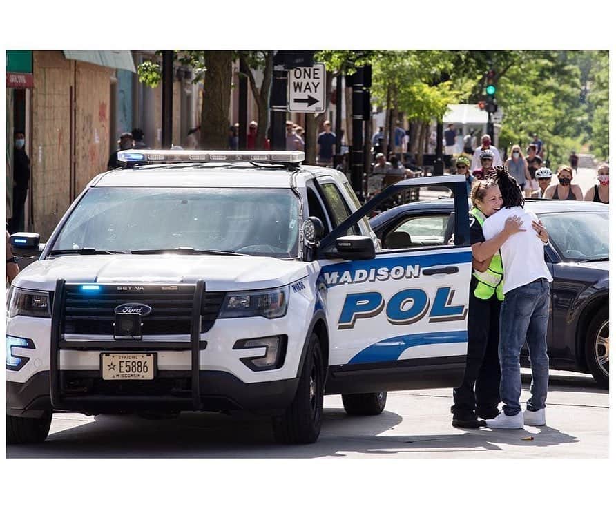 クリスティ・ブリンクリーさんのインスタグラム写真 - (クリスティ・ブリンクリーInstagram)「When I saw this series of photographs captured by the master of capturing powerful images of President Obama , Pete Souza,  I was immediately moved to tears for multiple reasons .. These photos say so much about the power of one person to affect change, and about the power we have when choosing between love and support over domination and control. It says so much about activism and hope and unity.  Thank you @petesouza for allowing me to repost this beautiful slice of life ..during these momentous and turbulent times these moments of light are much needed.💕 Never doubt that a small group of thoughtful, committed, citizens can change the world. Indeed, it is the only thing that ever has.-Margaret Mead」6月7日 22時57分 - christiebrinkley