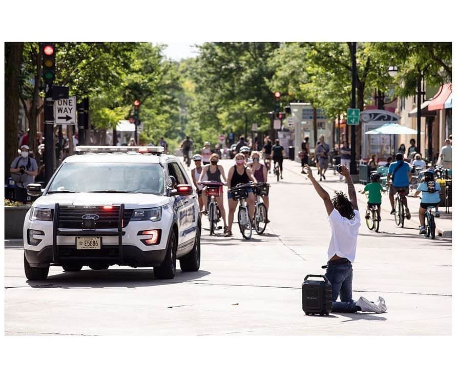 クリスティ・ブリンクリーさんのインスタグラム写真 - (クリスティ・ブリンクリーInstagram)「When I saw this series of photographs captured by the master of capturing powerful images of President Obama , Pete Souza,  I was immediately moved to tears for multiple reasons .. These photos say so much about the power of one person to affect change, and about the power we have when choosing between love and support over domination and control. It says so much about activism and hope and unity.  Thank you @petesouza for allowing me to repost this beautiful slice of life ..during these momentous and turbulent times these moments of light are much needed.💕 Never doubt that a small group of thoughtful, committed, citizens can change the world. Indeed, it is the only thing that ever has.-Margaret Mead」6月7日 22時57分 - christiebrinkley