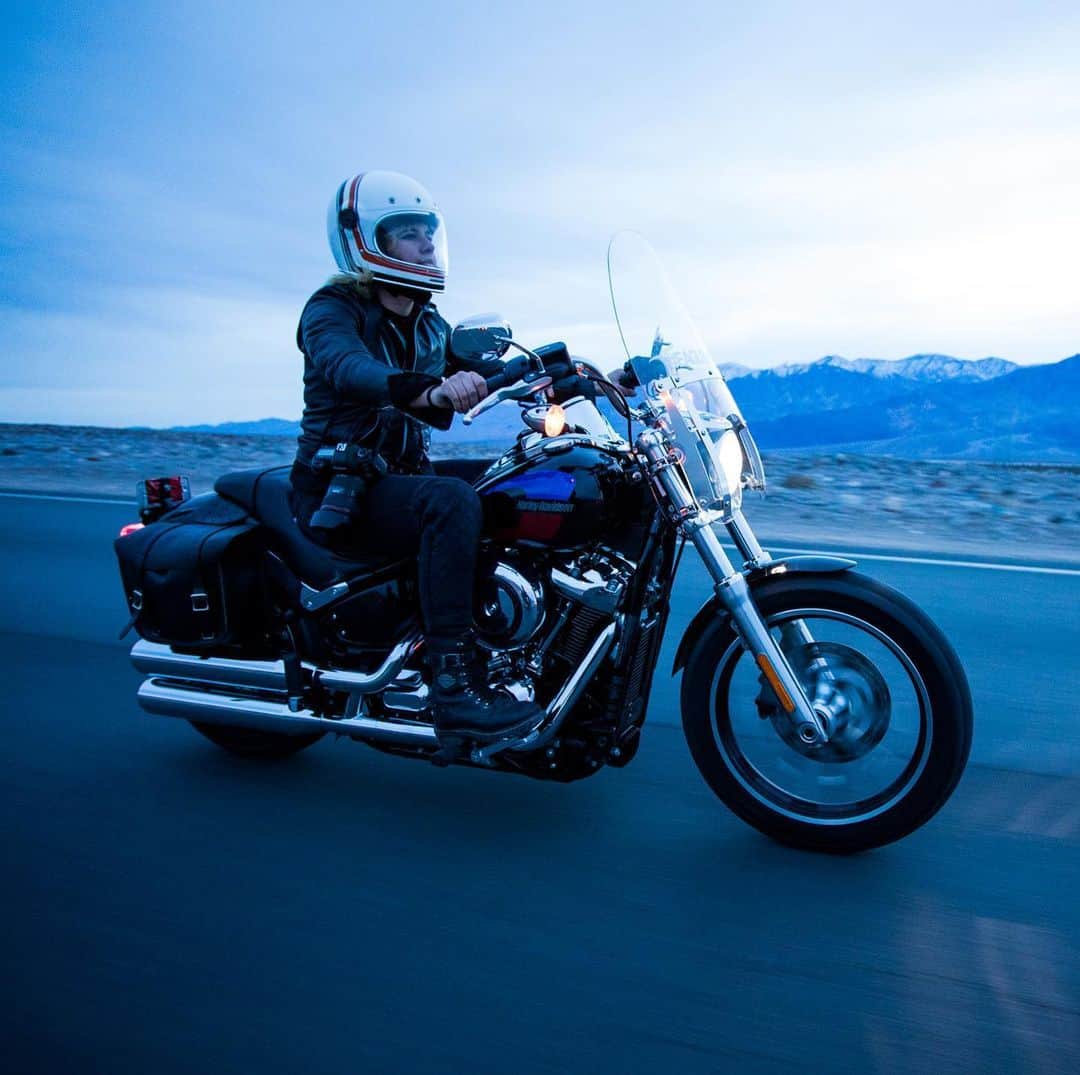 Harley-Davidson Japanさんのインスタグラム写真 - (Harley-Davidson JapanInstagram)「清冽な時を行け。#ハーレー #harley #ハーレーダビッドソン #harleydavidson #バイク #bike #オートバイ #motorcycle #ローライダー #lowrider #fxlr #ソフテイル #softail #道 #road #ライド #ride #ツーリング #touring #空 #sky #2020 #自由 #freedom」6月7日 23時08分 - harleydavidsonjapan