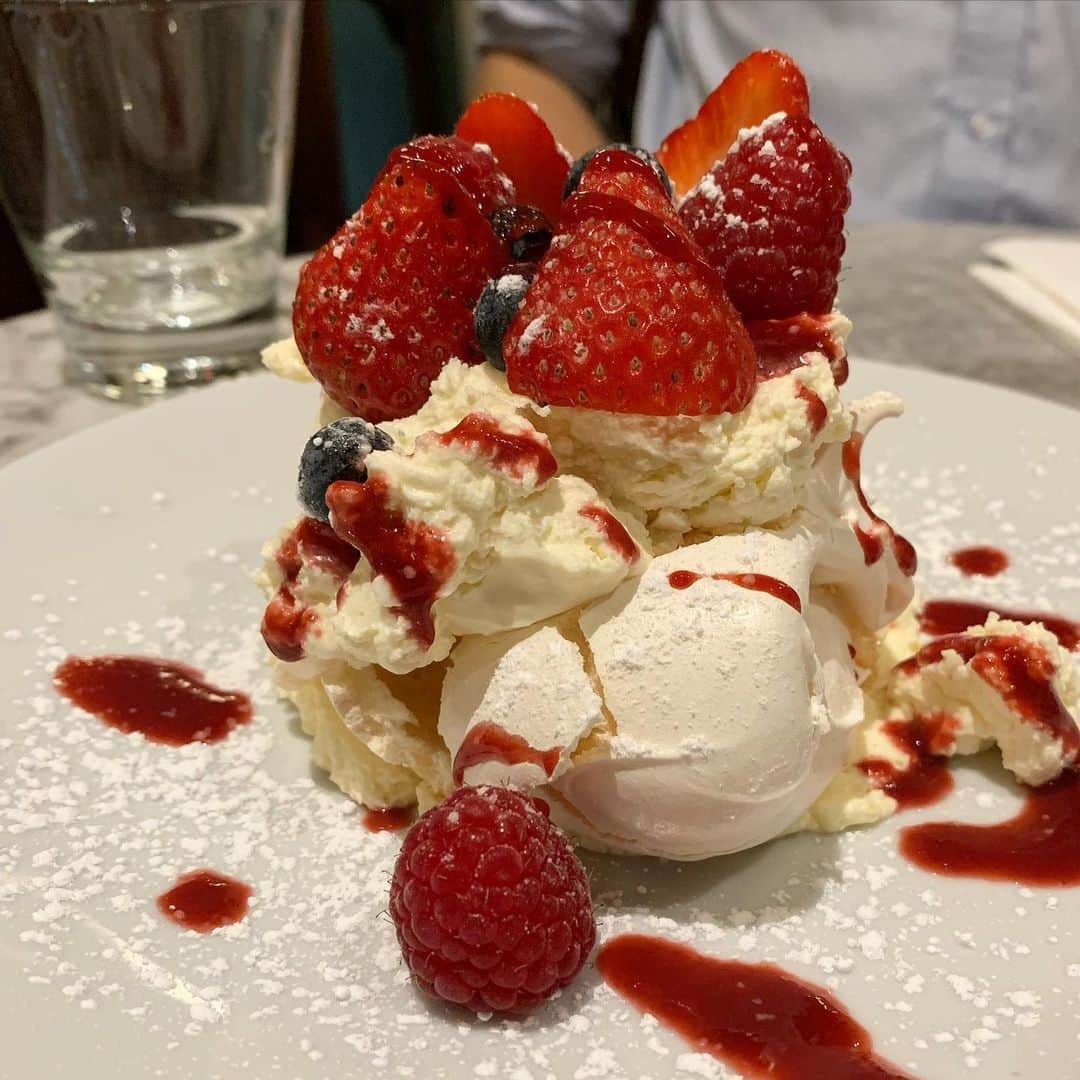 Eat With Steph & Coのインスタグラム：「Pavlova @grangerandco ... it’s not just the hot cakes that satisfy your sweet tooth at Granger & Co 😍 never say no to a good meringue 🤤 #toplondonrestaurants 📷: @mchan4b」