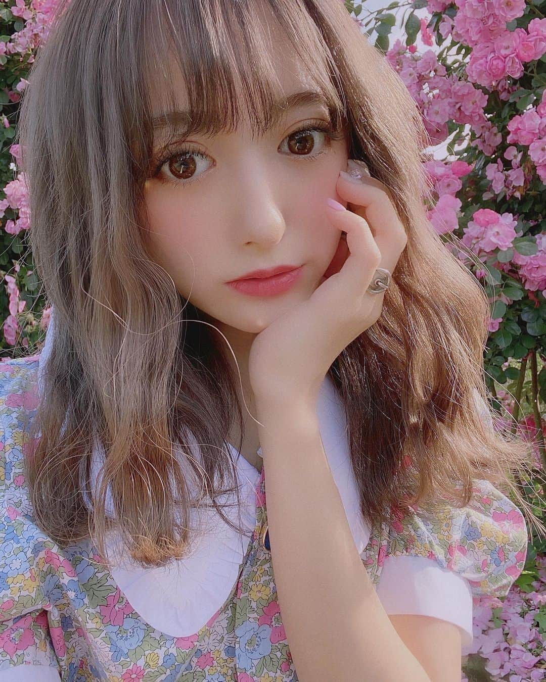 ひなたろす（佐原ひなた）さんのインスタグラム写真 - (ひなたろす（佐原ひなた）Instagram)「🌸﻿ ﻿ お花💐🌼🌸﻿ ﻿ ﻿ ﻿  #follwme #fashion #followhim #follow4follow #followforfollow #맞팔 #선팔 #소통  #맞팔해요 #소통해요#f4f #l4l #instagood #followme #フラワー　#表参道カフェ #cafe #cafestagram #お家時間 #ピクニック」6月7日 23時05分 - saharahinata