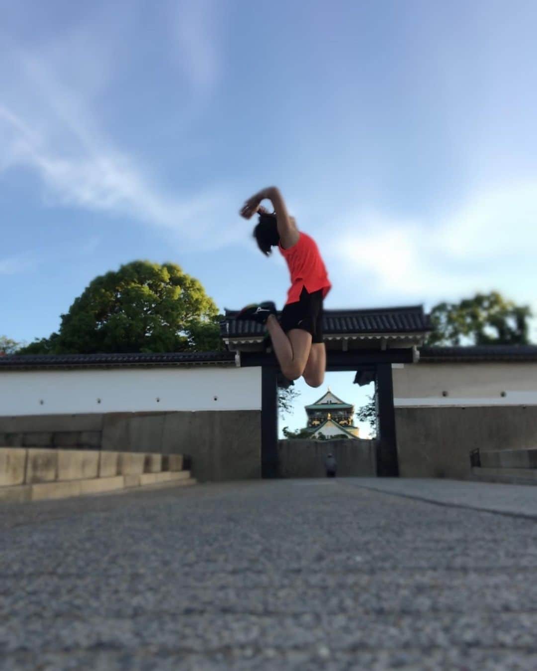 きゃっするひとみーさんのインスタグラム写真 - (きゃっするひとみーInstagram)「夜明けすぐの大阪城ってめっちゃいい . ほんまどの季節に行っても、どの時間にいっても最高な大阪城。 . いつかこの住所がほしいわ。笑 大阪市中央区大阪城。笑（これは流石に無理。笑） . 雁木坂沿いに建つ日本一の高さの高石垣、朝日に照らされてめちゃくちゃかっこよかった👌 . 1枚めは、桜門がフレームになって大阪城がばっちり収まる写真映えスポット✨巨石もちらり。ああ大阪城をみんなでまた走りたい。 . 大阪城を走るのはわたしにとっては毎回ゲームみたい。永遠に攻略できないゲーム。 .  #マラソン #marathon  #ランニング #running #ランニングウェア #ラン女子 #サブスリー #サブスリー達成への道 #挑戦 . #waverider #nike #garmin235j #家出goodr」6月7日 23時07分 - takaxjumppp