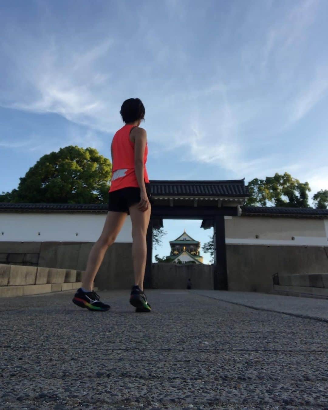 きゃっするひとみーさんのインスタグラム写真 - (きゃっするひとみーInstagram)「夜明けすぐの大阪城ってめっちゃいい . ほんまどの季節に行っても、どの時間にいっても最高な大阪城。 . いつかこの住所がほしいわ。笑 大阪市中央区大阪城。笑（これは流石に無理。笑） . 雁木坂沿いに建つ日本一の高さの高石垣、朝日に照らされてめちゃくちゃかっこよかった👌 . 1枚めは、桜門がフレームになって大阪城がばっちり収まる写真映えスポット✨巨石もちらり。ああ大阪城をみんなでまた走りたい。 . 大阪城を走るのはわたしにとっては毎回ゲームみたい。永遠に攻略できないゲーム。 .  #マラソン #marathon  #ランニング #running #ランニングウェア #ラン女子 #サブスリー #サブスリー達成への道 #挑戦 . #waverider #nike #garmin235j #家出goodr」6月7日 23時07分 - takaxjumppp