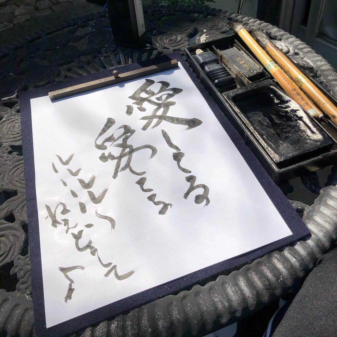 松阪ゆうきのインスタグラム：「久しぶりに『書』を嗜んだ。 いや、 これは嗜んだというより ただ書いてるだけだな🤣  ちょうど書かないといけないものがありまして。 書いてたんですが、 脱線したのがこちらの写真🤳の数々。  ちょうど、 隣のお宅の窓開いてて、 #lovelovelovelove が聴こえてきて思わず書いた😆  ルルルルーがカタカナだったらしく、 最初にひらがなで書いたやつもあります。笑  外で字書いたのは初めてかもなあ。  飛行機に乗っていた知り合いと たまたま連絡してたから思わず書いたら笑  JAL&ANAだけ書かず、 skyも書きなさい笑  とskyの知り合いにお叱りを受けました😂 楽しい休日でした。  ゆうき  #jal #ana #skymark #書 #松阪ゆうき #ドリカム #愛していると言ってくれ2020年特別版 がやってたらしい。」