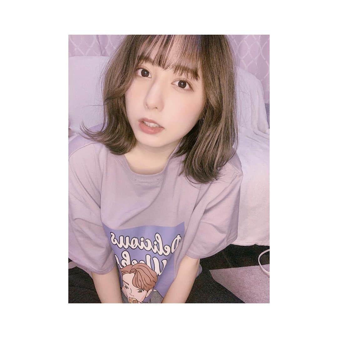 前田美里のインスタグラム：「お家ノスタルジック。 (Tシャツのバックプリントが可愛すぎて前で着てます。) . 、 #おうち時間 #stayhome #ノスタルジック  #女子力 #自撮り #今日の服 #Tシャツ #kutir #古着 #film #film_jp #photo #selfie #ファインダー越しの私の世界 #写真好きな人と繋がりたい #ヲタク #乃木坂46 #欅坂46 #日向坂46 #japanesegirl #follow #followme」