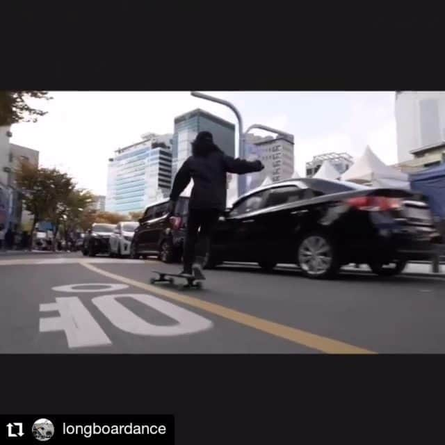 山本勇のインスタグラム：「#Repost @longboardance • • • • • • Bustin Shrike @bustinboards  That began as a double-kick downhill board but has been adopted by pushers, dancers and freestylers. Its one board to do it all  Found out more about this board by link in stories  rider : @isamuism ⚡️ Big respect for #TeamBustin for not being silent, standing up and supporting the Black Lives Matter movement. Great riders and great brand.」