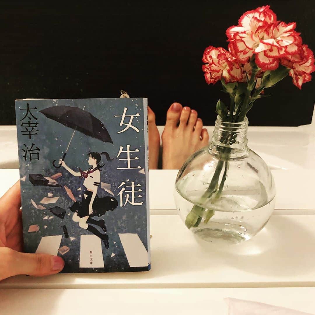 黒木渚さんのインスタグラム写真 - (黒木渚Instagram)「6月は太宰治をふりかえるのに1番適した時期だと思います。 じめっとしてて。  #入浴本　#太宰治　#女生徒　#きりぎりす　#皮膚と心　#おさん　#恥　#貨幣　#小説　#読書　#book」6月7日 23時16分 - nagisa_kuroki