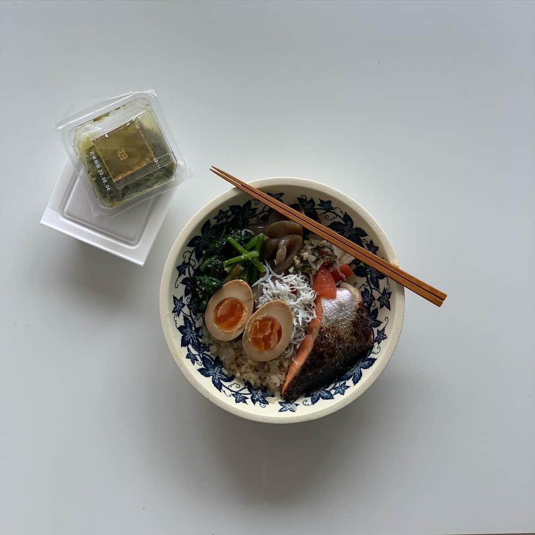 のインスタグラム：「最近暑くて さっぱりしたものを欲しているのでトマトと玉ねぎを使った大葉のさっぱりマリネにハマってます🍅 -------------------------------------------------- 【材料】(2人分) ☑︎トマト…1個 ☑︎玉ねぎ…2玉 ☑︎青じそ…5枚 ☑︎お酢…大さじ2 ☑︎粗びき黒胡椒…少々 【作り方】 ⑴トマトはヘタを取り除き ⑵センチ幅の乱切りに切る。 玉ねぎはみじん切りにして 水に5分つけて水気をきる。 ⑶ボウルに調味料と刻んだ大葉、トマト、玉ねぎを 加えて和えて完成💮 -------------------------------------------------- #となりの食卓 #料理好きな人と繋がりたい #料理友達募集中　#朝ごはん #朝ごはんの記録 #おうちあさごはん #おうちごはん #あさごはん #いえごはん #家ごはん #朝食 #iegohanphoto #フーディーテーブル #和食 #和食朝ごはん #和食ごはん #豊かな食卓 #朝時間 #私のおいしい写真 #丁寧な暮らし #私のおいしい写真 #iPhone写真 #料理 #料理写真 #wp_deli_japan #mycook365 #てづくりごはん365 #キッチングラム #おうちごはんlover #タベリー」