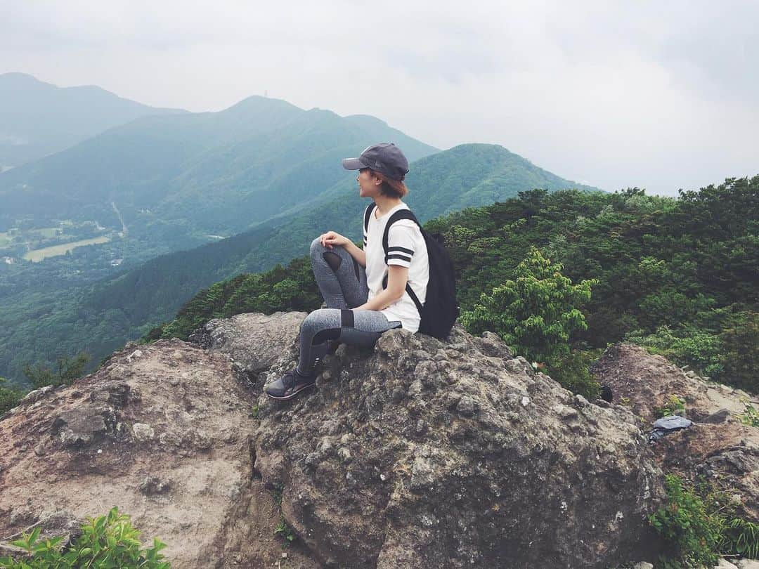 上妻未来さんのインスタグラム写真 - (上妻未来Instagram)「登りきったぞー🗻 標高1,212m . . この山を登りきれたから キツい事があっても ある程度なら平気そう😂 びっくりするくらいキツかった。 登り100分、下り80分。 . . #登山#登山女子#登山初心者#登山2回目#最初は#高尾山#金時山#金時山山頂#富士山#登山コーデ#登山ファッション#日本の風景#日本三百名山#絶景スポット#ソトアソビ#旅ジョ」6月7日 23時24分 - kozuma.m