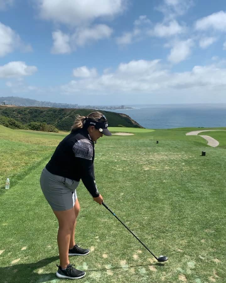 リセット・サラスのインスタグラム：「Ended our SD golf tour at Torrey Pines yesterday.... 🖤🏌🏽‍♀️⛳️🌊」