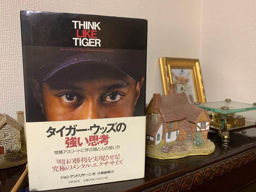 のインスタグラム：「競技ゴルファーであれば誰もが一度は読んだことがあるであろうこの本を　#bookcoverchallenge day2 にしました。 . Think like tiger. . アメリカナイズされた考え方が日本人に足りないことを教えてくれる一冊のような気がします😀 #thinkliketiger #読書 #愛読書 #本 #book #reading」