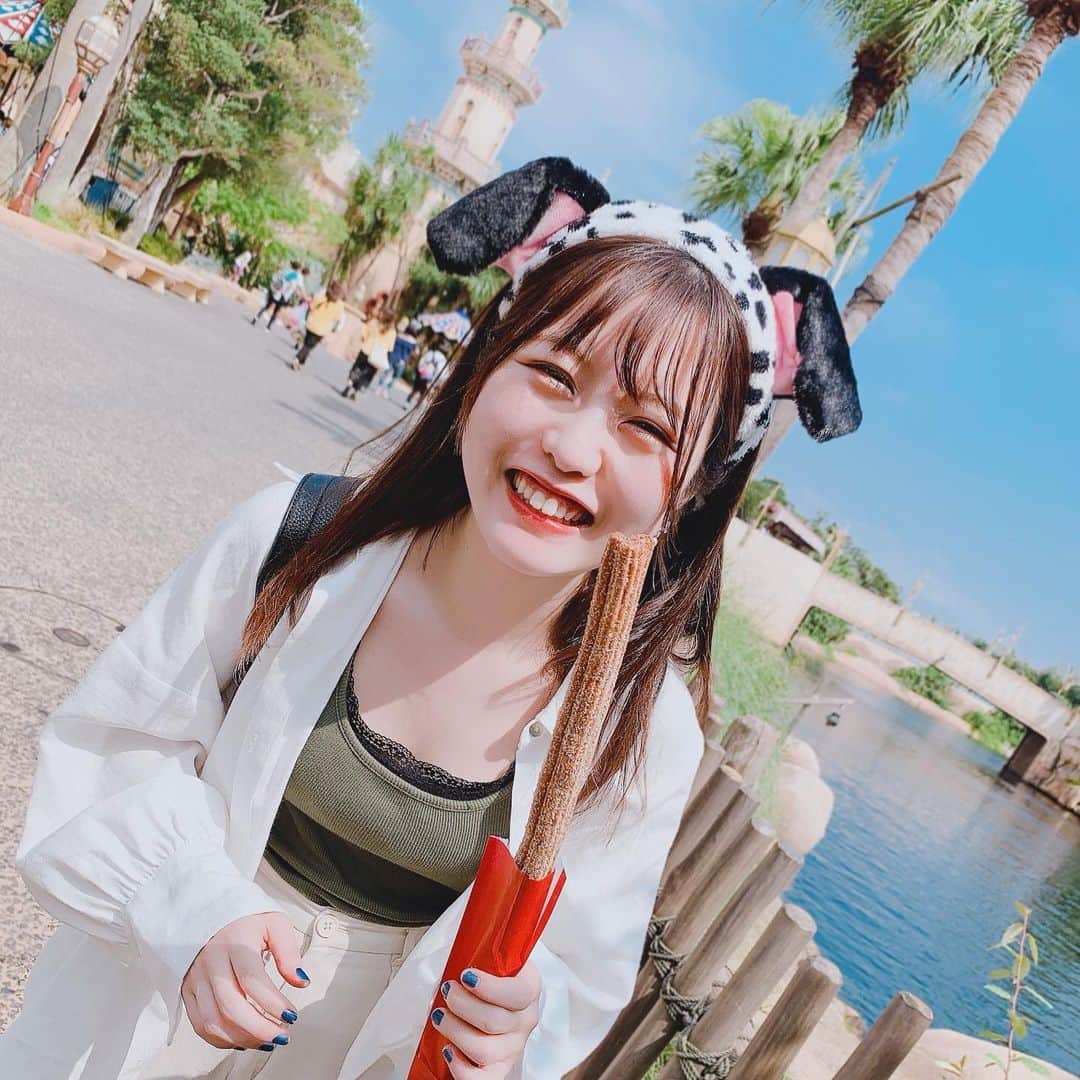 弘松菜摘のインスタグラム：「﻿ そろそろ夢の国に逃亡したい気分😌﻿ というか限界！！！！！﻿ ﻿ はやくはやーく元どおりの生活が﻿ 戻ってきますように…！！！﻿ ﻿ ﻿ ディズニーにチュロスを食べるために行く人﻿ 皆様のおすすめフードは？？﻿ ﻿ ﻿ #tokyodisneyresort #tokyodisneysea #disneysea #ディズニーコーデ #ディズニーシー﻿」