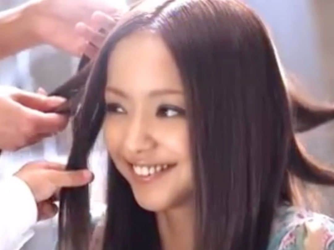 のインスタグラム：「このCM大好きでした💓 髪の毛触られてる時の安室ちゃんの照れ笑いが可愛い過ぎる😍  #安室奈美恵 #namieamuro  #amuronamie  #髪の毛🥺」
