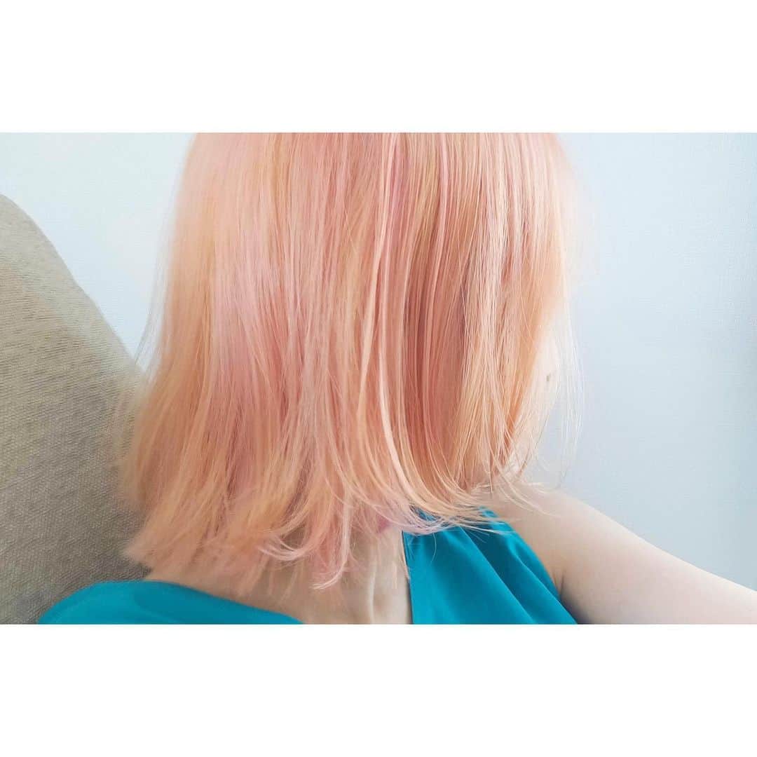伊藤春香さんのインスタグラム写真 - (伊藤春香Instagram)「髪の毛を、﻿ 気持ちまで明るくなりそうな﻿ ピンクにしました🌸﻿ ﻿ 自分じゃないみたいで﻿ 気に入っています。﻿ ﻿ 「自分じゃないみたいなこと」を﻿ どんどんすると﻿ 新しい自分と﻿ 出会った気になりますね。﻿ ﻿ たぶんこんな色にするのは﻿ 人生最後だから﻿ たくさん写真に撮って記録残します🙋‍♀️﻿ ﻿ #ピンクヘア﻿ #大人ピンク﻿ #ピンクヘアー﻿」6月8日 9時04分 - ha_chu