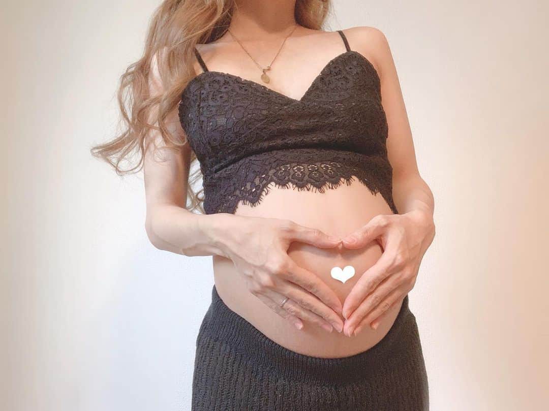 さっぴちゃんのインスタグラム：「... . 9ヶ月も折り返しに👶🏼🖤 . あかりの時と同じように撮ってみたけど 男の子だから黒❤︎ あかりの出産後、やたら 沢山マタニティフォト撮っておいて良かったと 思ったので、今回もバシャバシャ撮って ぽんぽこお腹の思い出を残してます☺️♡♡ . 息子ももう、約2400gと言われて すくすく大きくなってて、1日中ほとんど 動いてるんじゃないかなってくらい ボコボコ動いたりしゃっくりしてたり 順調でとっても嬉しい🥺♡♡♡ . だけどもう、何してても苦しいし 生きてるだけで苦しい(笑) . 仰向けで寝てたら腰が痛すぎて夜中に 飛び起きたり、骨盤がガタついて変な 歩き方になったり、臨月に入る前から こんなに色々あったっけ🤔？と、 あかりの時よりお腹が大きい分気づかない うちに結構身体が疲れやすい👶🏼🖤 . . 次からはもう1週間に1度の検診になるし NSTも始まる、懐かしいなぁ...☺️❤︎ . あれDVD見てないといけないのに どうしても途中寝ちゃうんですよね🤔ww . . ………………………………(♡)……………………………… .」