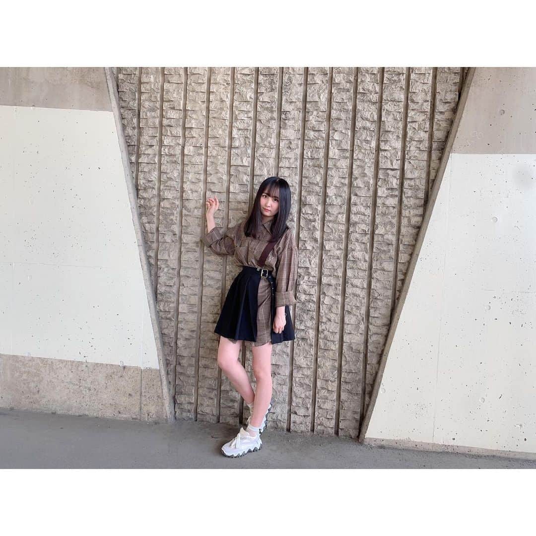 のインスタグラム：「👟☺️👗 * * 私服 * * #あゆーで #私服 #コーデ #コーティネート #シャツワンピース #チェックシャツ #スニーカー #靴 #チェックシャツ #pivotdoor #pivot_door」
