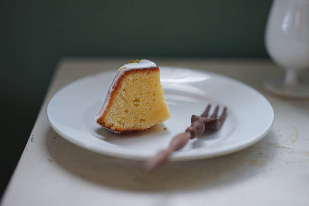 つがねゆきこのインスタグラム：「おはようございます。 . いつかのひときれのcitron cake. @_herriott_ さんのお菓子便より。 レモンがきいてるスイーツに目がありません。 …これ食べてる瞬間にもどりたい。 . さて、今週もゆるめに楽しもうー。明日は娘の3歳の誕生日、、 . -------------------------------- plate　@souvenirdeparis  grass @iskwryuji  cutlery @takeshiwoodworks  カトラリー、お気に入りです。 このラインとフォルムは唯一。。 （全貌は @nico__cafe の写真に綺麗に🙏）」
