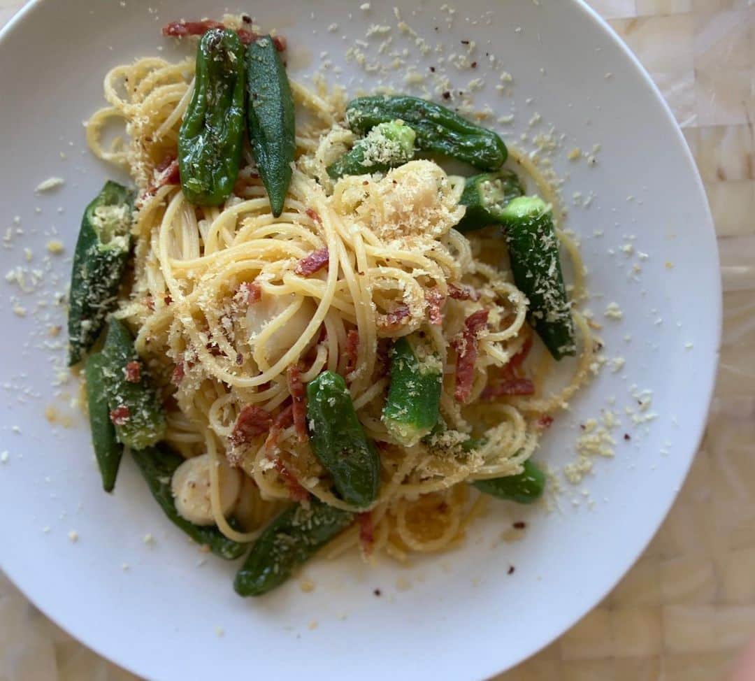 ポジリポのインスタグラム：「Weekly Posillipo ・ 〜Weekly Pasta〜 【初夏野菜と帆立、ナポリサラミのシチリアーナ】  旬のオクラ、ししとうを使い見た目にも夏らしい組み合わせに、ナポリサラミのコクと旨味をプラスしたシチリアーナ。最後にモリーカを散らして香り高く仕上げました。  モリーカって何？ 昔、南イタリアでパルミジャーノなどのチーズが高価で買えなかったために代用としてパン粉をオリーブオイルで炒めて、ニンニクの香りを移したものを使ってました。 これがいわいる『モリーカ』 パスタの水分を整えたり、食感を出すために、香りを出したりと用途はたくさん。 イタリアの文化を感じますね‼︎ ・ 〜Weekly Pizza〜 【ホタルイカとアーティチョーク クレマ ディ パターテ】  ホタルイカとアンチョビ、白ワインの旨味、唐辛子、オレガノでアーティチョークを煮込みました。存在感のある味わいをマイルドな甘みのある新じゃがのピュレで包み込みます。ホタルイカは肝を食べているようなもの。ほのかな苦味とコクが特徴‼︎ ドライな飲み口のスプマンテやビールとの相性も抜群‼︎ ピッツァイオーロJUNの特製weekly pizzaは数量限定です  今週のパスタ、ピッツァのご案内。こちらはランチタイムにお召し上がりいただけるおすすめのお料理です。 ・ ・ ・ 〜Weekly  Pasta〜 【Early summer vegetables and scallop siciliana of the Naples salami】 ・ ・ 〜Weekly Pizza〜 【Firefly squid and artichoke and potato pizza】」
