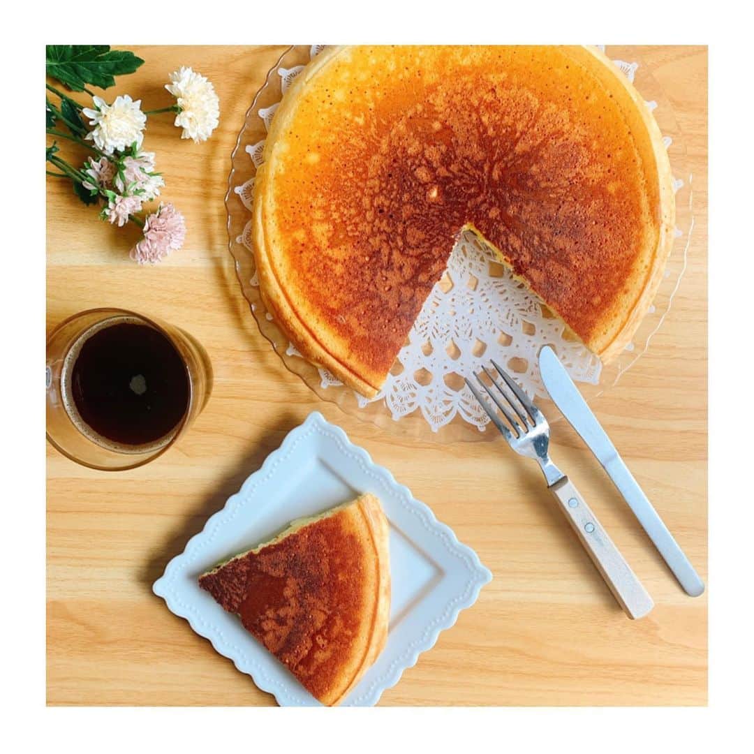 のインスタグラム：「. #藤原製パン #おうち時間 #stayhome . #今日のトースト . #ビッグ今川焼き . 上京してから、家の近くの今川焼き屋さんが美味しすぎて、恋してから早3年。 DELISH KITCHEN でビッグ今川焼きっていう夢のようなレシピを見つけてホットケーキミックスで作ってみたけど… 我が家のフライパンは大きすぎて、生地が足りないわ、カスタードが行き渡らず足りないわで、カスタード風味のホットケーキになりました笑 あの大好きな味には程遠い…けど 小さなフライパン買ってきてリベンジしたいと思います🔥 .」