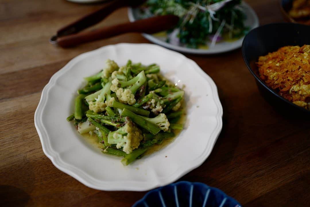安田美沙子さんのインスタグラム写真 - (安田美沙子Instagram)「お野菜たっぷりごはん🥬 美味しい野菜が食べたくて、 @kale__farm さんに注文した美味しい野菜。 色んなのが入ってるから、どうお料理しようか、考えるのが楽しい。 . . . ケールのサラダは、醤油麦麹のドレッシング アスパラ、カリフラワーはアンチョビバター炒め 人参しりしり じゃがいももち🥔 . . . じゃがいももちは、片栗粉を切らしていたので、サイリウム(オオバコ)で代用。食物繊維たっぷり！ お弁当始まったらこれ入れよう😏✨ . . . #instafood #vegitable  #kale #carrot #potato  #みさこクッキング」6月8日 9時22分 - yasuda_misako