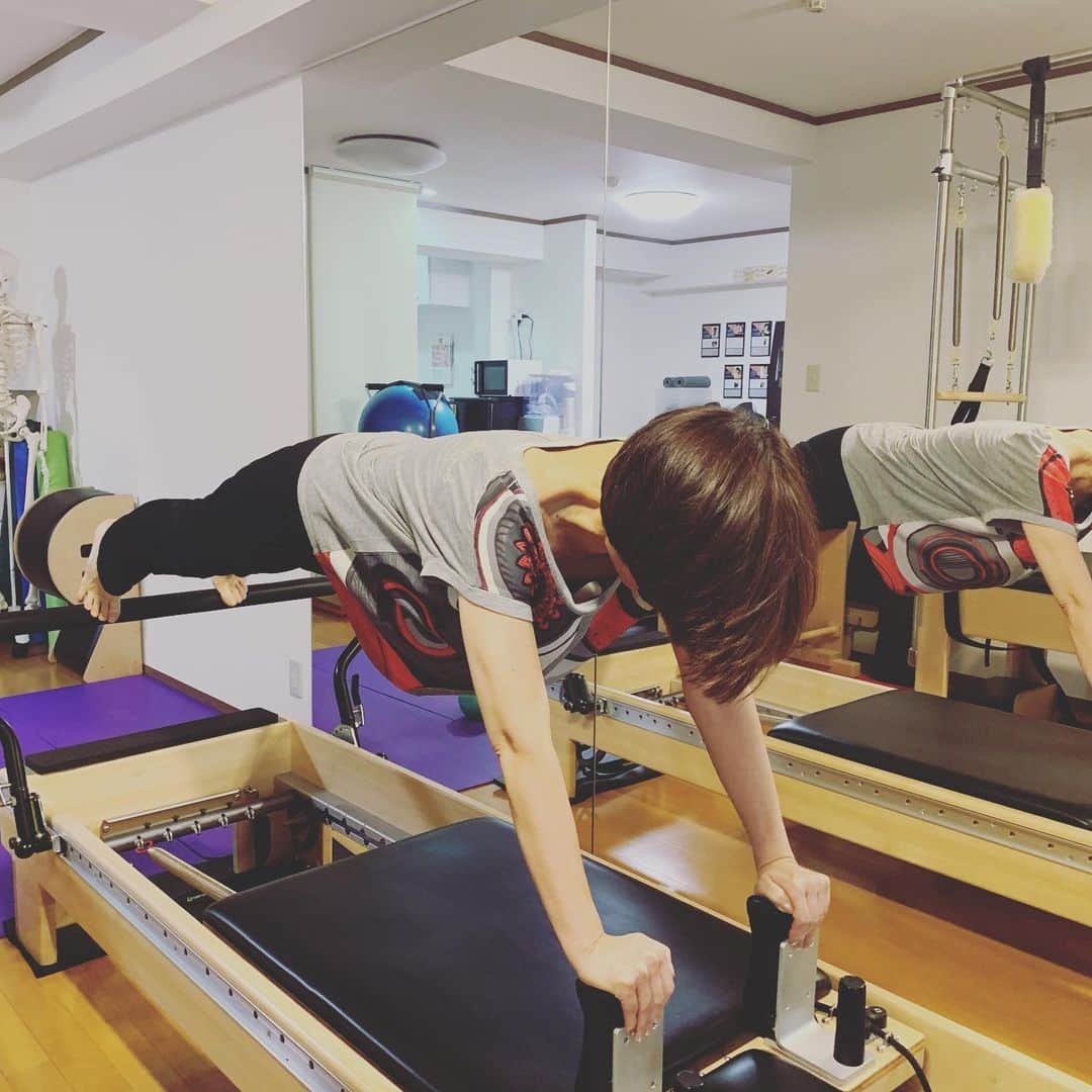田中ウルヴェ京さんのインスタグラム写真 - (田中ウルヴェ京Instagram)「マシンピラティス。これまで長い間自主トレーニングでしたが、やはりマシンを使ってのプライベートピラティスは最高です。 ま。今朝はインナーマッスルの筋肉痛という「じみーーーーーな痛み」がいろんなところに。 #白金台ピラティス #マシンピラティス #プライベートピラティス」6月8日 9時22分 - miyako.tanaka.oulevey