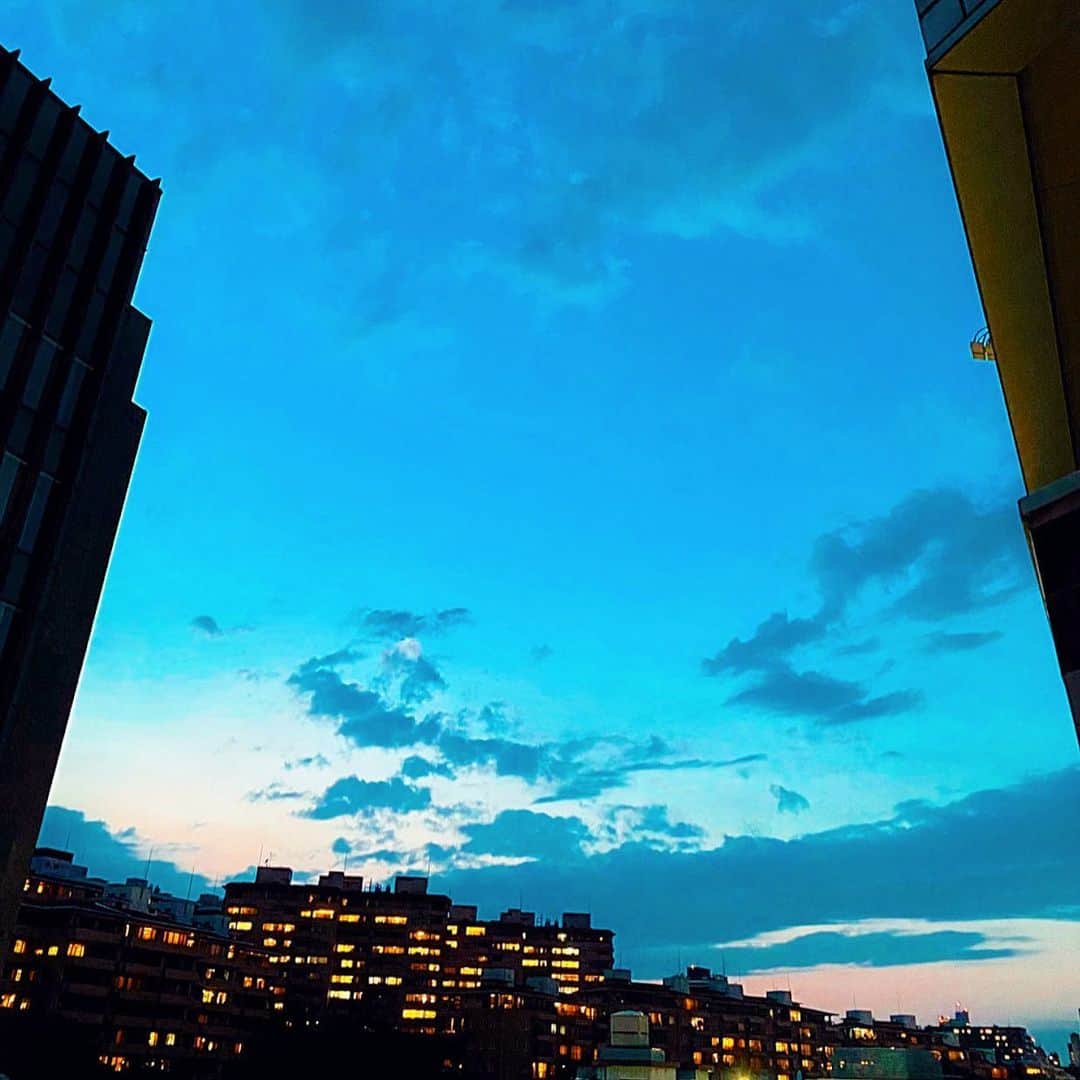 南美沙さんのインスタグラム写真 - (南美沙Instagram)「夏が近づくと、空が綺麗になってくる💫. 不思議だね🏙☺️✨. . . #空　#夏空　#焼けたあと」6月8日 9時28分 - miee.misa