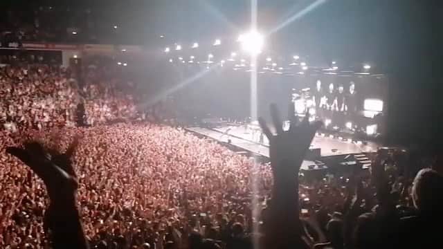 ブライアン・アダムスのインスタグラム：「Lisbon, Portugal Dec 2019❤️ What a night! Thanks to Mauro for the video. #lisbon #portugal #liveconcert #bryanadamsshinealight」