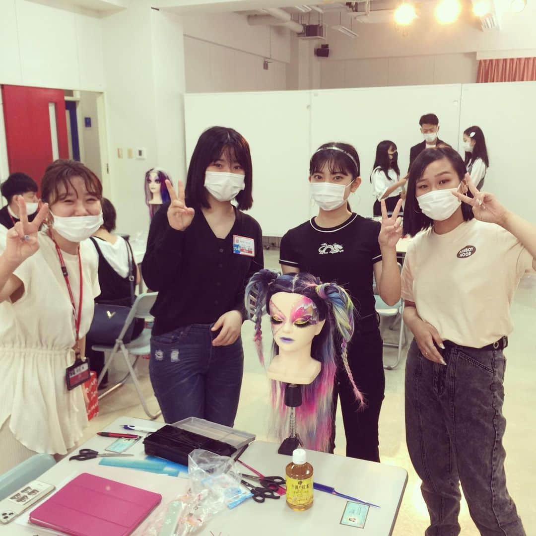 Bmodeさんのインスタグラム写真 - (BmodeInstagram)「6月6日に！ 今年度初のオープンキャンパスを開催♪  今回は学生スタッフがいない中での開催でしたが、その分先生方に頑張ってもらいましたp(^^)q  6月27日からは、学生スタッフがサポートに入りますので楽しみにしていて下さい☆  予約はプロフィールリンクから↓↓↓ @b.mode . . #bmode #ビーモード #ビューティーモードカレッジ #美容 #美容学校 #沖縄 #okinawa #オープンキャンパス #オーキャン #instagood #instabeauty」6月8日 9時42分 - b.mode