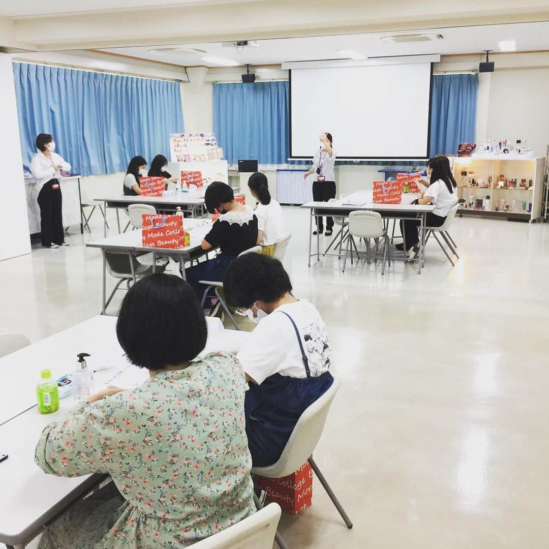 Bmodeさんのインスタグラム写真 - (BmodeInstagram)「6月6日に！ 今年度初のオープンキャンパスを開催♪  今回は学生スタッフがいない中での開催でしたが、その分先生方に頑張ってもらいましたp(^^)q  6月27日からは、学生スタッフがサポートに入りますので楽しみにしていて下さい☆  予約はプロフィールリンクから↓↓↓ @b.mode . . #bmode #ビーモード #ビューティーモードカレッジ #美容 #美容学校 #沖縄 #okinawa #オープンキャンパス #オーキャン #instagood #instabeauty」6月8日 9時42分 - b.mode