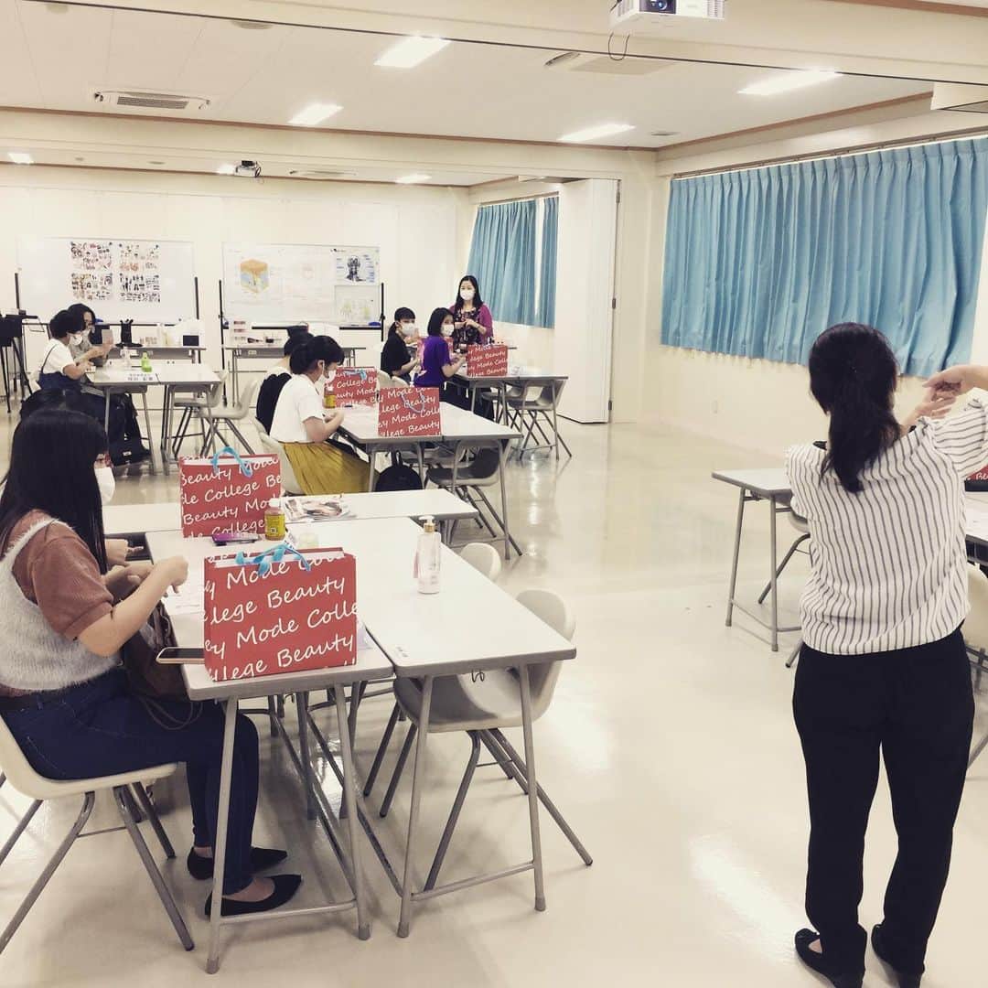 Bmodeさんのインスタグラム写真 - (BmodeInstagram)「6月6日に！ 今年度初のオープンキャンパスを開催♪  今回は学生スタッフがいない中での開催でしたが、その分先生方に頑張ってもらいましたp(^^)q  6月27日からは、学生スタッフがサポートに入りますので楽しみにしていて下さい☆  予約はプロフィールリンクから↓↓↓ @b.mode . . #bmode #ビーモード #ビューティーモードカレッジ #美容 #美容学校 #沖縄 #okinawa #オープンキャンパス #オーキャン #instagood #instabeauty」6月8日 9時42分 - b.mode