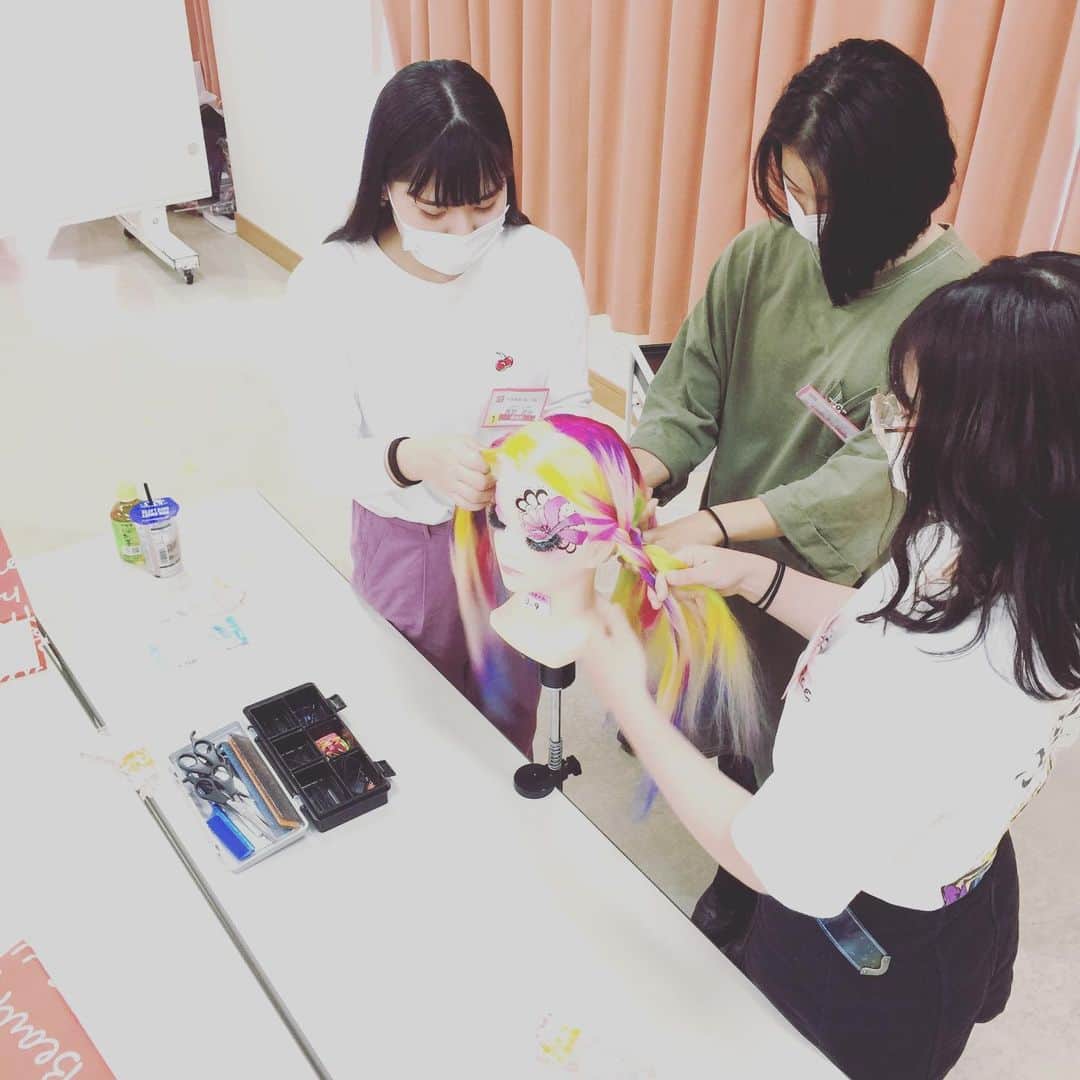Bmodeさんのインスタグラム写真 - (BmodeInstagram)「6月6日に！ 今年度初のオープンキャンパスを開催♪  今回は学生スタッフがいない中での開催でしたが、その分先生方に頑張ってもらいましたp(^^)q  6月27日からは、学生スタッフがサポートに入りますので楽しみにしていて下さい☆  予約はプロフィールリンクから↓↓↓ @b.mode . . #bmode #ビーモード #ビューティーモードカレッジ #美容 #美容学校 #沖縄 #okinawa #オープンキャンパス #オーキャン #instagood #instabeauty」6月8日 9時42分 - b.mode