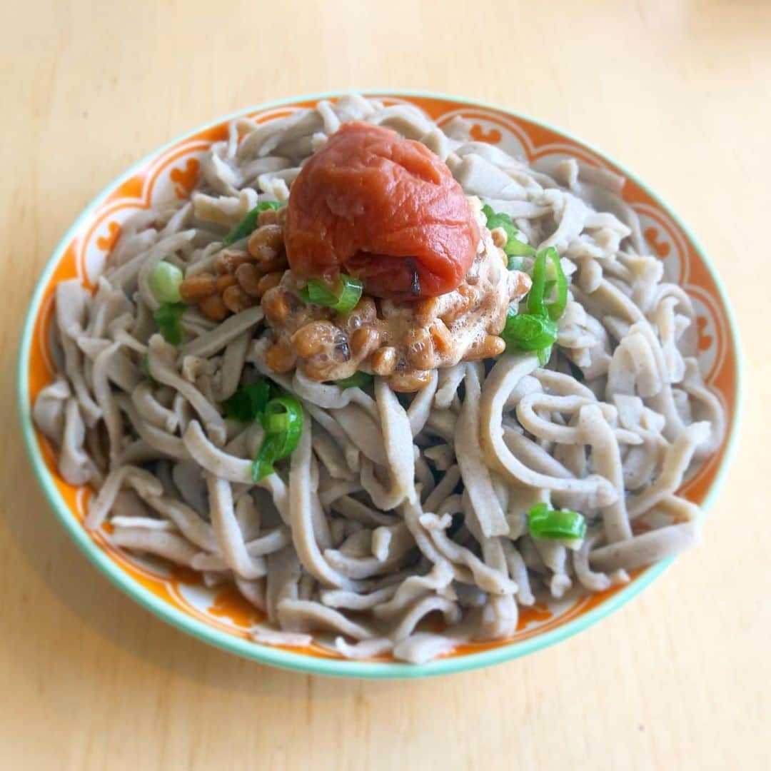 小宮山雄飛さんのインスタグラム写真 - (小宮山雄飛Instagram)「朝の蕎麦打ち、今日は梅納豆蕎麦。なかなか細長くならず、もはやご飯の代わりという感じだけど、味は美味しい。蕎麦は失敗しても美味しいとこが一番のモチベーションになる。　#蕎麦打ち　#おうちグルメ」6月8日 9時42分 - yuhikomiyama