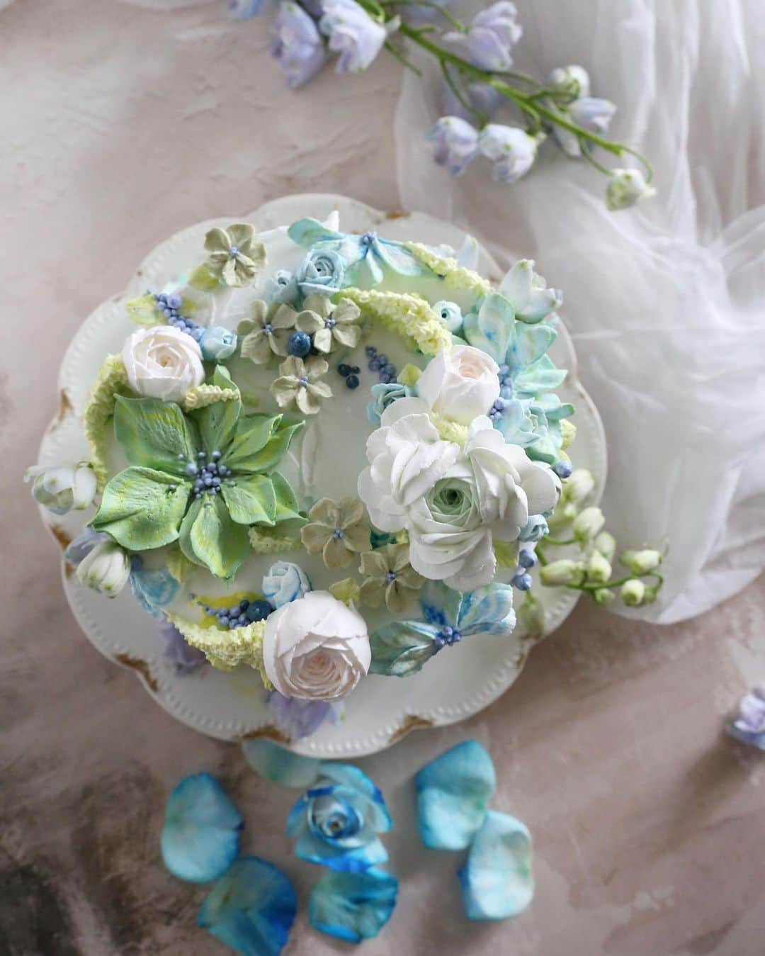 청담 수케이크 (atelier soo)さんのインスタグラム写真 - (청담 수케이크 (atelier soo)Instagram)「ㅡ Fresh cream flower cake 🍃 Crispy 생크림도그림같이 ㅡ #flower #cake #flowercake #partycake #birthday #bouquet #buttercream #baking #wilton #weddingcake ㅡ www.soocake.com vkscl_energy@naver.com」6月8日 9時52分 - soocake_ully